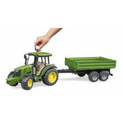 John Deere 5115M mit Bordwandanhänger