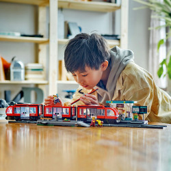 LEGO® City 60423 Straßenbahn mit Haltestelle